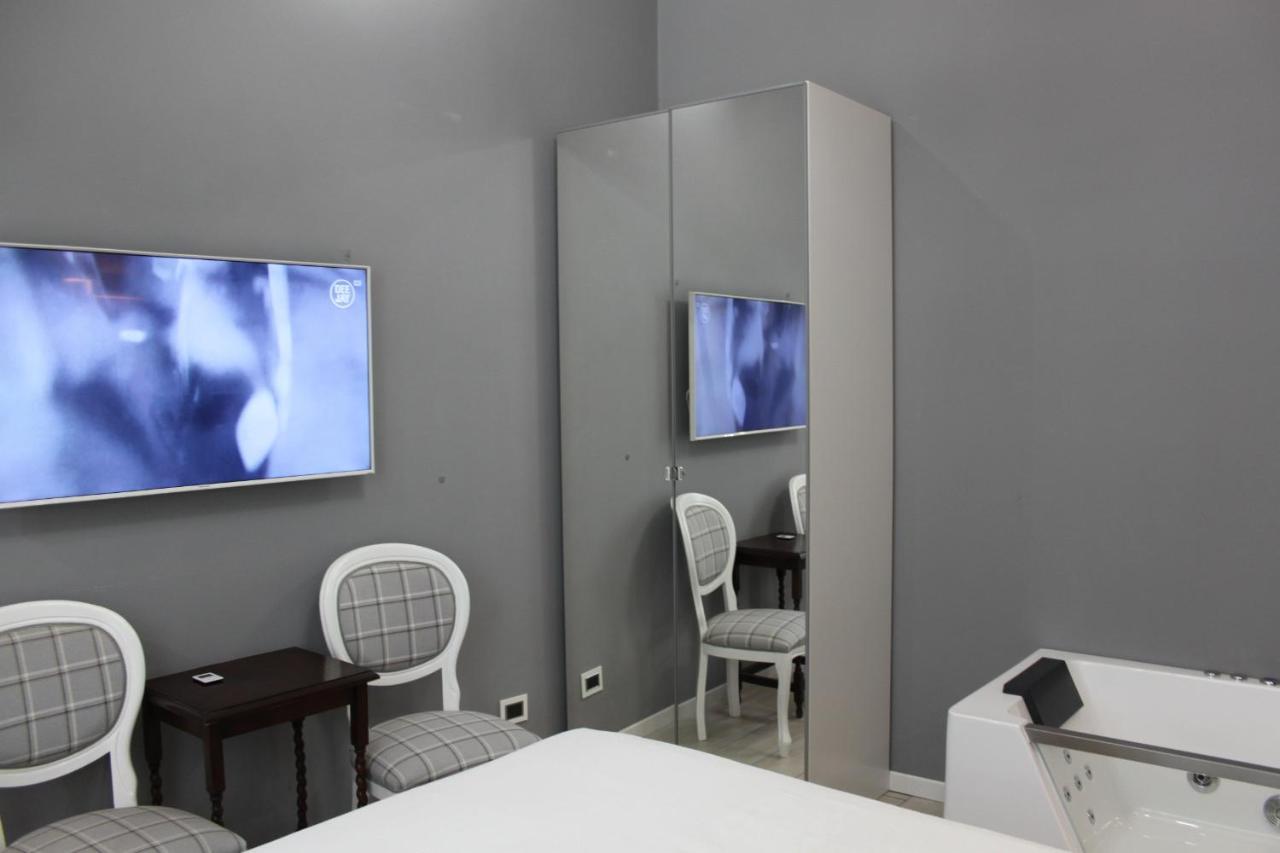 Jacuzzi Apartament By Parmacentro B&B Exterior photo
