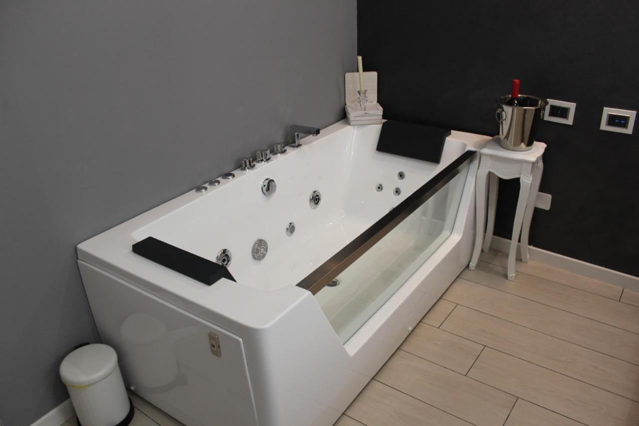 Jacuzzi Apartament By Parmacentro B&B Exterior photo