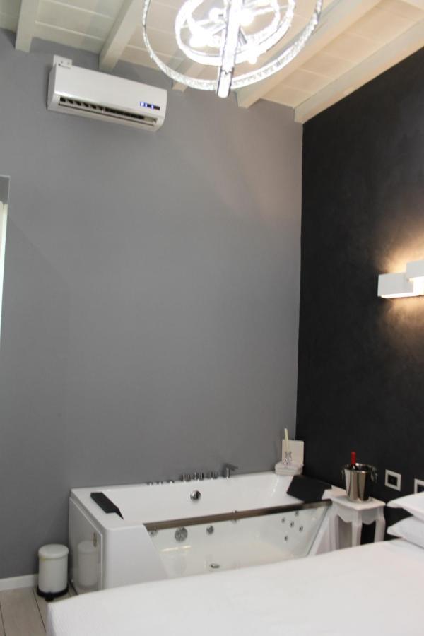 Jacuzzi Apartament By Parmacentro B&B Exterior photo
